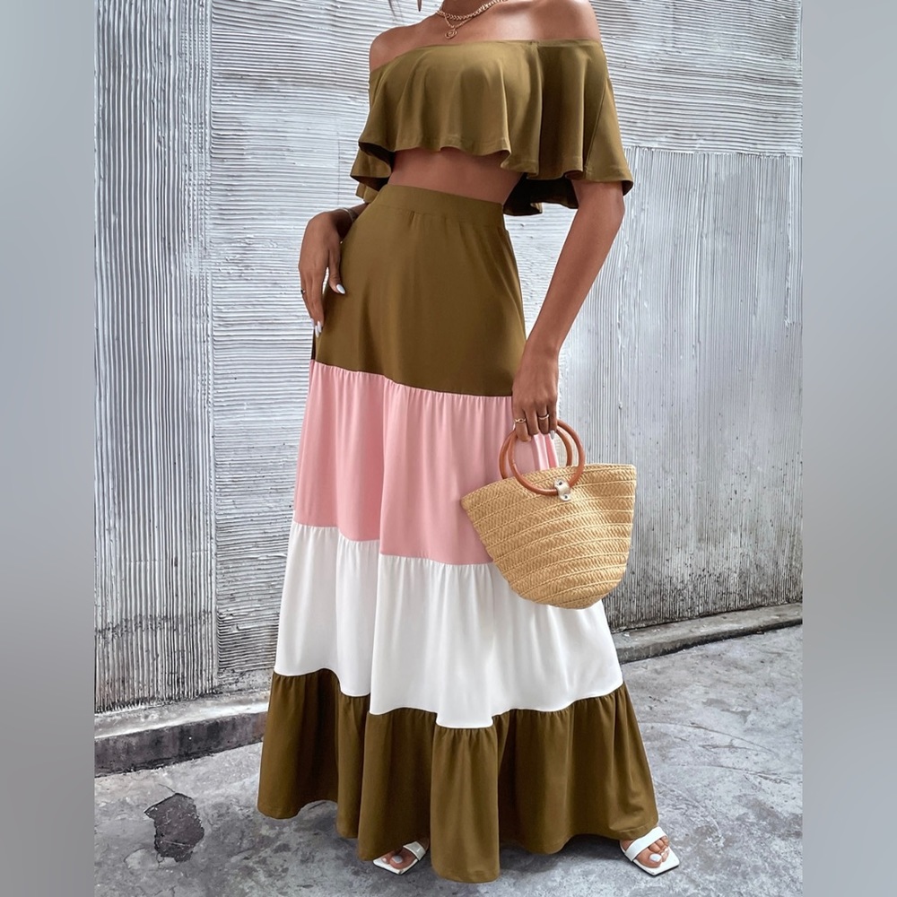 Two piece set! Brand new. Size Medium. It doesn’t fit me how I want it too.